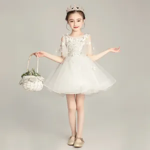Detalle del vestido de tul blanco para niña con bordados de flores de encaje en 3D