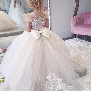 Détails du dos d'une robe de demoiselle d'honneur avec dentelle ivoire et nœud