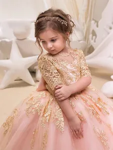 Abito da damina rosa con ricami floreali dorati e gonna in tulle a strati da principessa