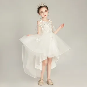 Detalle del vestido blanco de princesa para niña con bordado de hojas y dobladillo de tul