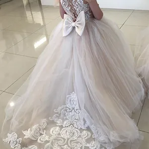 Détail de robe de demoiselle d'honneur avec grand nœud en satin et broderie de dentelle