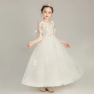 Detalle del bordado floral blanco y el encaje de malla fina en el vestido de niña