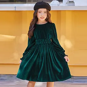 Detalle de textura de vestido de terciopelo navideño para niña con dobladillo plisado