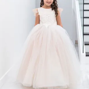 Détail de la broderie en dentelle et du tulle multicouche sur la robe de demoiselle