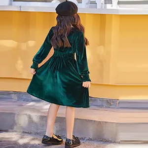 Detalle del vestido de terciopelo verde para niña con textura retro y puños elásticos