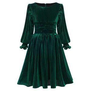 Detalle de textura de vestido de terciopelo verde oscuro con cintura elástica niña