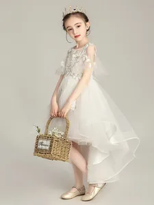 Vestido de princesa blanco para niña con bordados florales y lentejuelas brillantes