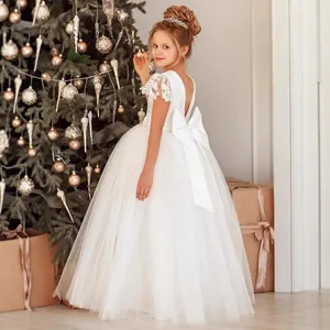 Détail de la broderie en dentelle blanche et du grand nœud en satin au dos de la robe de princesse