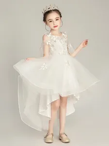 Vestido de niña blanco con bordado floral y falda de tul de corte asimétrico