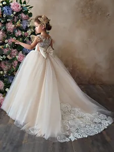 Robe de demoiselle d'honneur champagne avec traîne longue et broderie en dentelle chic