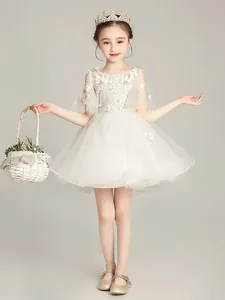 Vestido blanco de encaje con hombros descubiertos y falda de tul para niñas de flores