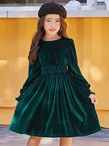 Vestido de Navidad para niñas en terciopelo verde esmeralda con manga larga y pliegues