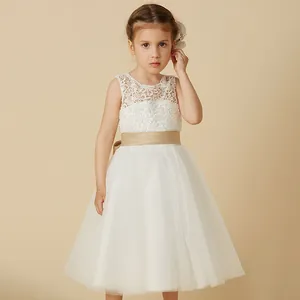 Detalle de corpiño de encaje floral y lazo de satén champán en el vestido de princesa
