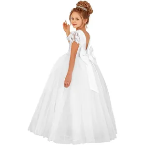 Détail du dos en V élégant avec grand nœud en satin sur une robe en dentelle blanche
