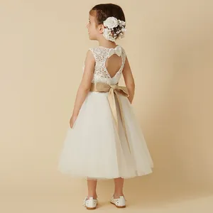 Elegante vestido de encaje blanco para niña con espalda corazón y lazo color champán