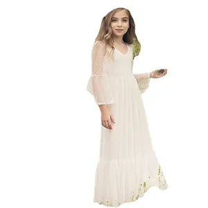 Robe de demoiselle d'honneur blanche en dentelle à manches longues avec jupe à volants