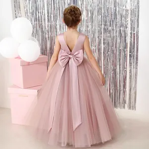 Detailansicht der Rückseite mit V-Ausschnitt und großer Schleife am Mädchen-Festkleid