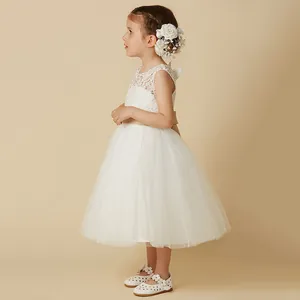 Vestido de niña de flores en encaje blanco sin mangas con falda de tul de varias capas