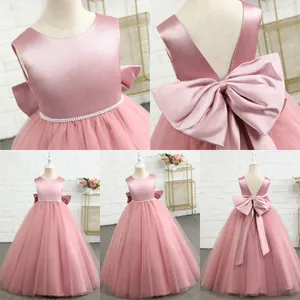 Detail von rosa Satinoberteil mit Perlengürtel und Tüllrock am Mädchen-Festkleid