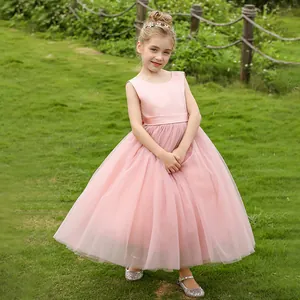 Detail von rosa Satin-Oberteil und mehrlagigem Tüllrock an einem ärmellosen Kleid