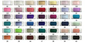 Nuancier détaillé présentant 42 teintes de rubans de satin avec codes d'identification
