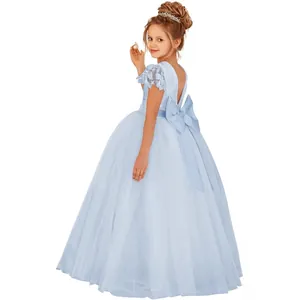 Détail de robe de fête bleu clair pour fille avec manches en dentelle et nœud au dos