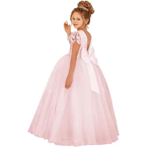 Détail de robe de princesse rose avec broderie en dentelle et grand nœud satiné au dos