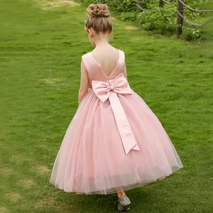Ärmelloses rosa Prinzessinnenkleid mit großer Schleife am Rücken und weitem Tüllrock