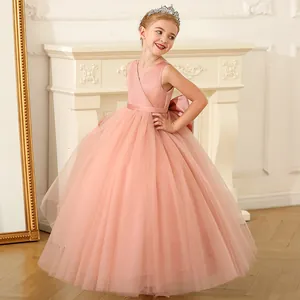 Détail du dos de la robe de demoiselle d'honneur rose avec grand nœud en satin et tulle