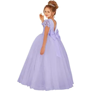 Détail d'une robe lavande avec décolleté en V dans le dos et grand nœud décoratif en satin