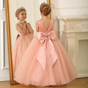 Détails du dos d'une robe de soirée rose avec un grand nœud en satin et jupon en tulle