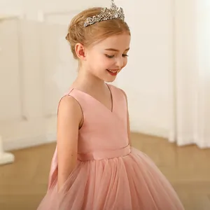 Détail du corsage en satin rose sans manches et jupe tutu en tulle multicouche pour filles