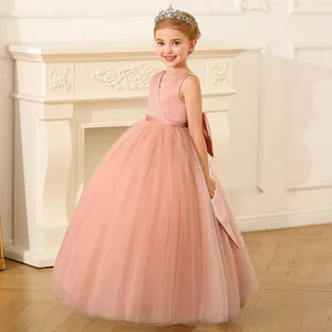 Détail d'une robe rose pour fille avec grand nœud et jupe en tulle multicouche