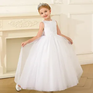 Détail de la robe de demoiselle d'honneur blanche avec broderie dentelle et jupe tulle