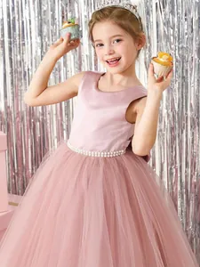 Ärmelloses rosa Mädchen-Ballkleid mit Satinoberteil, Perlengürtel und flauschigem Tüllrock