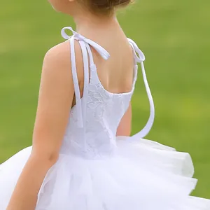Vestido blanco de encaje para niña con lazos ajustables en hombros y falda de tul pomposa
