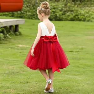 Detalle del corpiño de encaje y lazo de satén rojo en un vestido de princesa