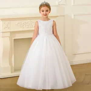 Détail d'une robe de cortège blanche sans manches avec broderie en dentelle et strass