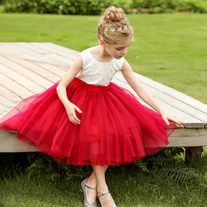Detalle del corpiño de encaje blanco y falda de tul rojo en vestido de princesa para niña