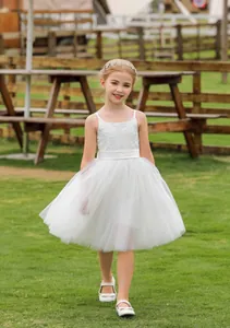Dettaglio del corpetto in pizzo delicato e della gonna in tulle a strati di abito bianco