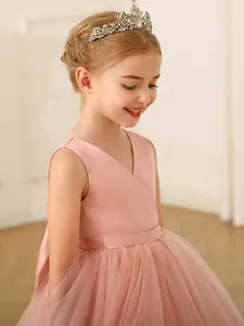 Robe de demoiselle d'honneur rose sans manches en satin et tulle avec couronne
