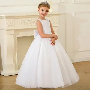 Détail de la broderie en dentelle blanche et du grand nœud sur la robe en tulle fille