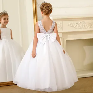 Détail arrière d'une robe de cortège blanche en dentelle avec grand nœud en satin et tulle