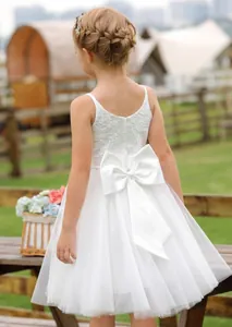 Dettaglio del grande fiocco in raso e del tulle a strati sull'abito bianco da cerimonia
