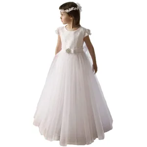 Détail du corsage en dentelle blanche et ceinture strass sur robe de cortège
