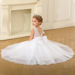 Vue arrière détaillée d'une robe de princesse blanche en tulle avec un grand nœud