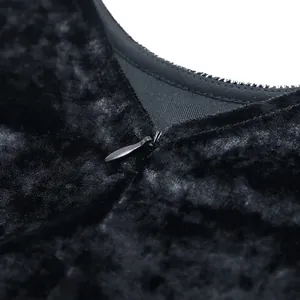 Detail des Samtstoffs und des verdeckten Reißverschlusses am schwarzen Mädchenkleid