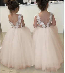 Détail de robe fille avec dos en V en dentelle sans manches et boutons perlés délicats