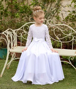 Détail de la robe de fille en dentelle à manches longues avec nœud à la taille
