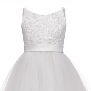 Dettaglio del corpino in pizzo bianco e cintura in raso su abito elegante in tulle da bimba